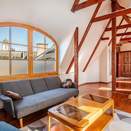 Beams & Bells Attic Old Town Self Check-in Appartement