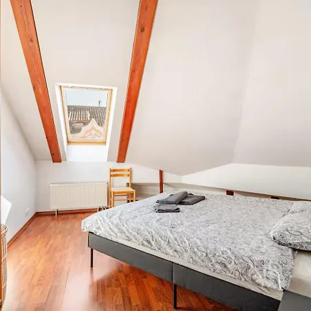 Апартаменты Beams & Bells Attic Old Town Self Check-in